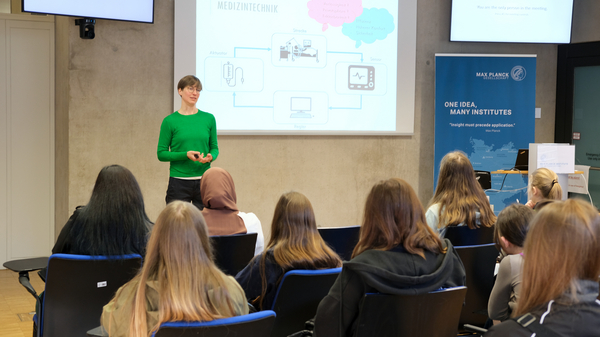 Anne-Kathrin Schmuck during the introductory talk. Photo: Philipp Zapf-Schramm/MPI INF