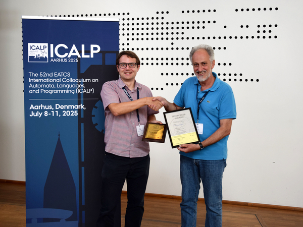 Tomasz Kociumaka nimmt den Presburger-Award von EATCS Präsident Professor Guiseppe Italiano entgegen. Foto: ICALP