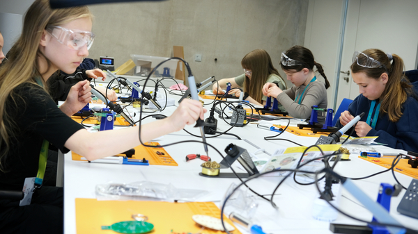 Participants at the soldering Workshop. Photo: Philipp Zapf-Schramm/MPI INF