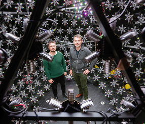 Head of lab Dr. Marc Habermann (l.) und Prof. Christian Theobalt inside Lightstage