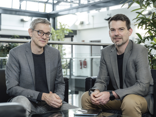 Prof. Dr. Bernt Schiele (links), Leiter des neuen Forschungesbereiches „Vision and Language Models“ und neuer Co-Direktor am Saarbrücken Research Center for Visual Computing, Interaction and Artificial Intelligence (VIA) mit Prof. Dr. Christian Theobalt (rechts), Gründungsdirektor des VIA-Zentrums. Foto: Manuela Meyer